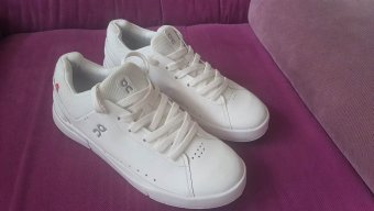 SNEAKERS ON THE ROGER ADVANTAGE