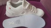 SNEAKERS ON THE ROGER ADVANTAGE
