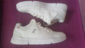 SNEAKERS ON THE ROGER ADVANTAGE
